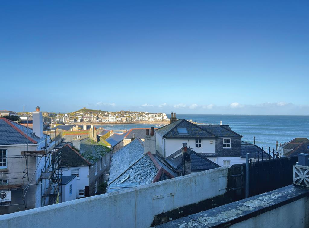 Lot: 84 - FLAT FOR UPDATING IN EXTREMELY SOUGHT AFTER COASTAL TOWN -